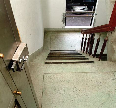 堆放 房間門對樓梯